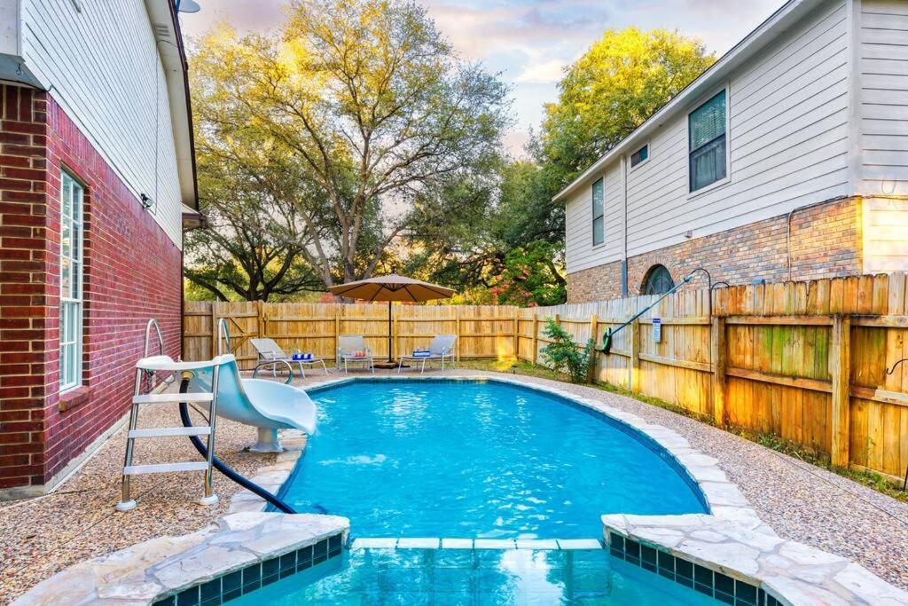 Holiday home Rare Find! Heatd Pool Gameroom Spring Special! San Antonio