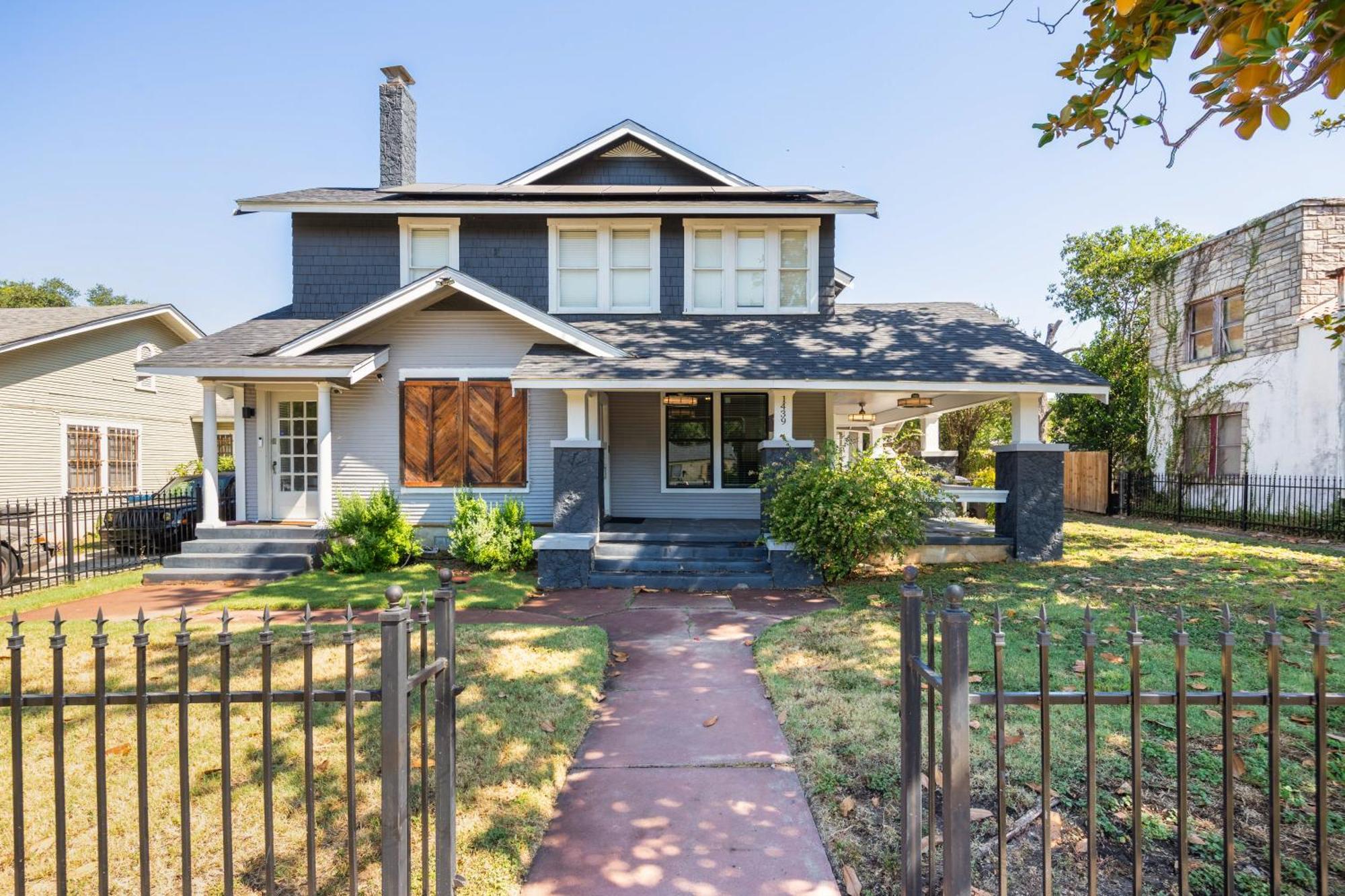 Luxurious 3 Bedroom Near Downtown