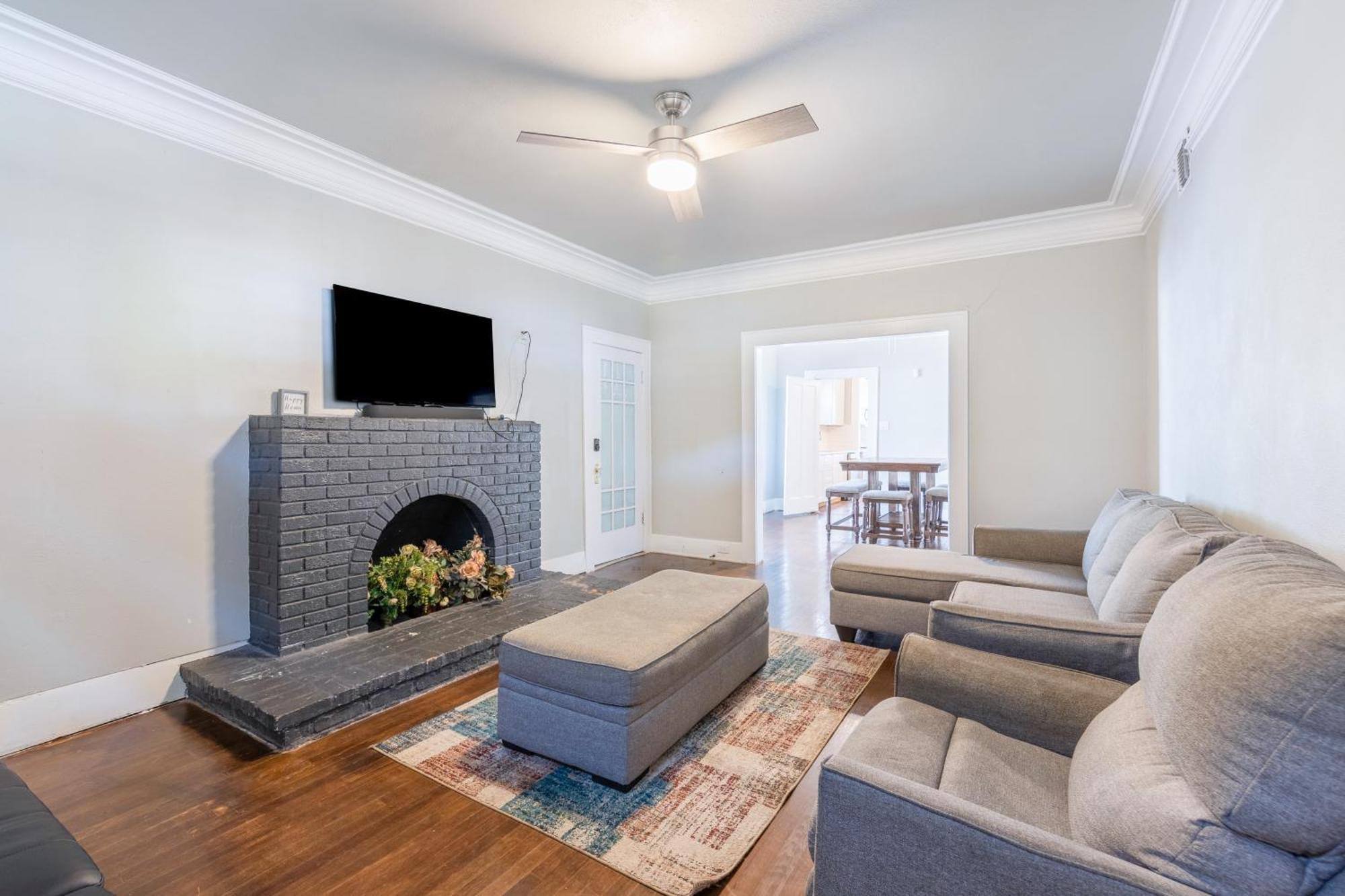 Luxurious 3 Bedroom Near Downtown *