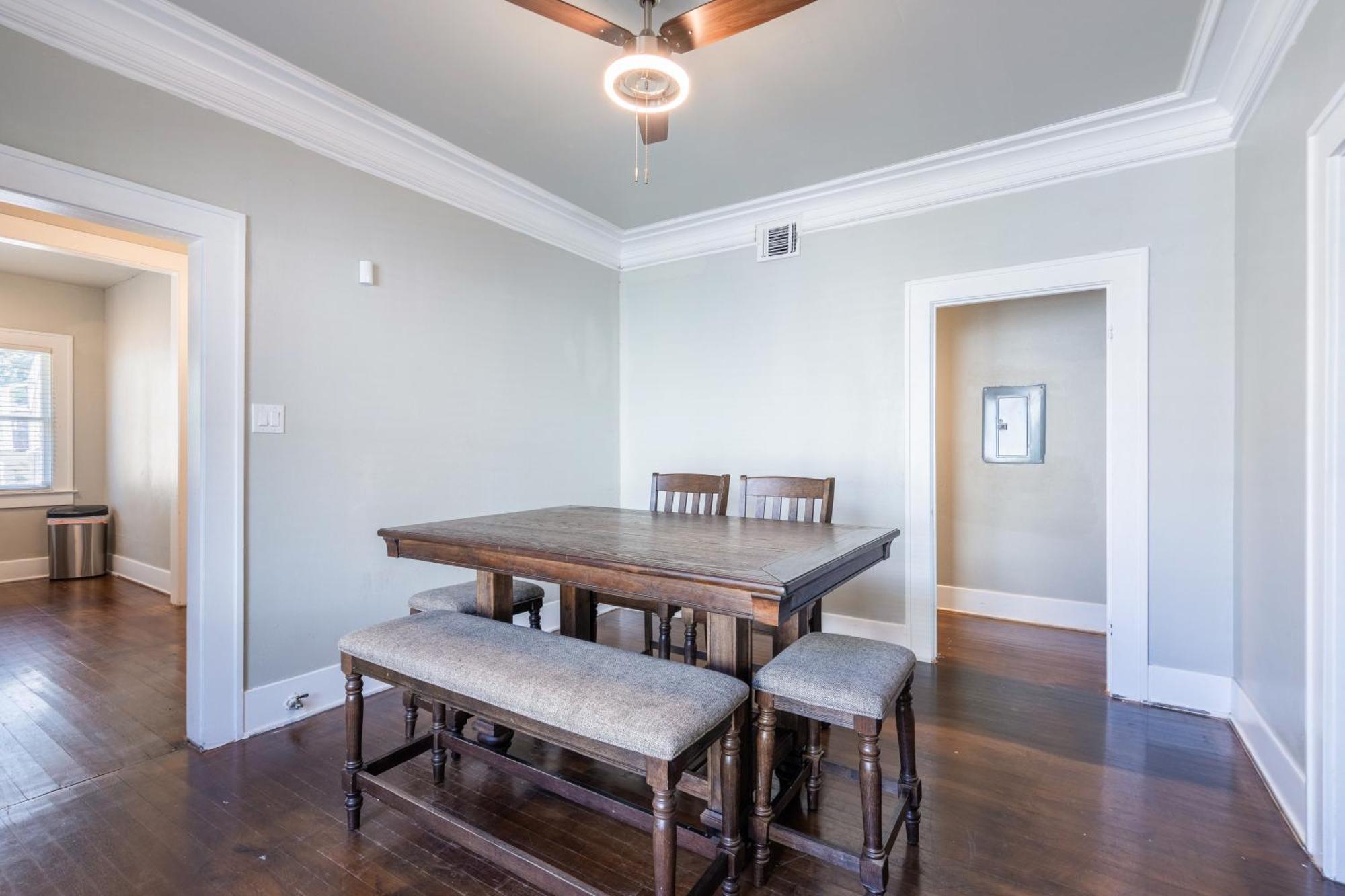 Luxurious 3 Bedroom Near Downtown *