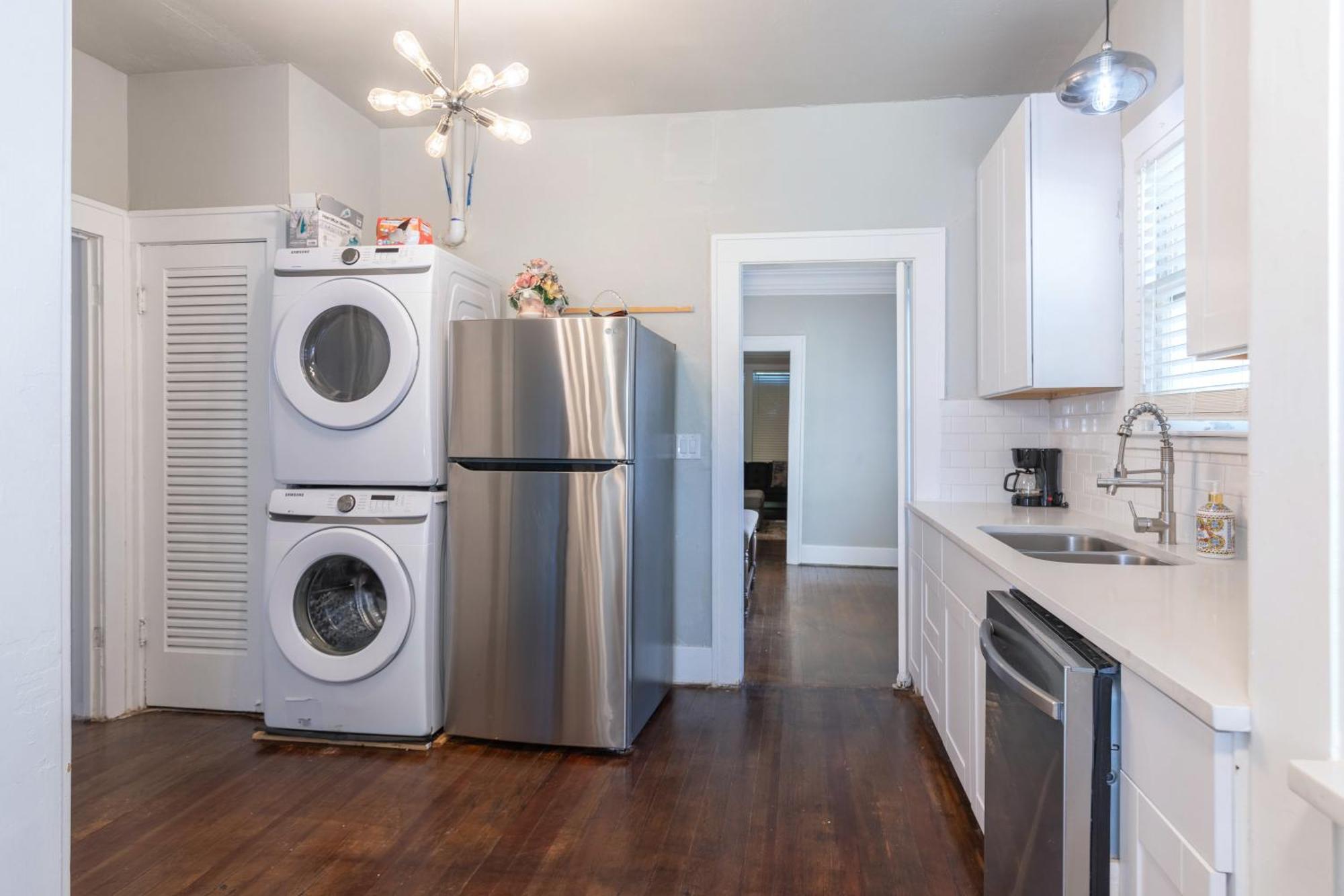 Luxurious 3 Bedroom Near Downtown