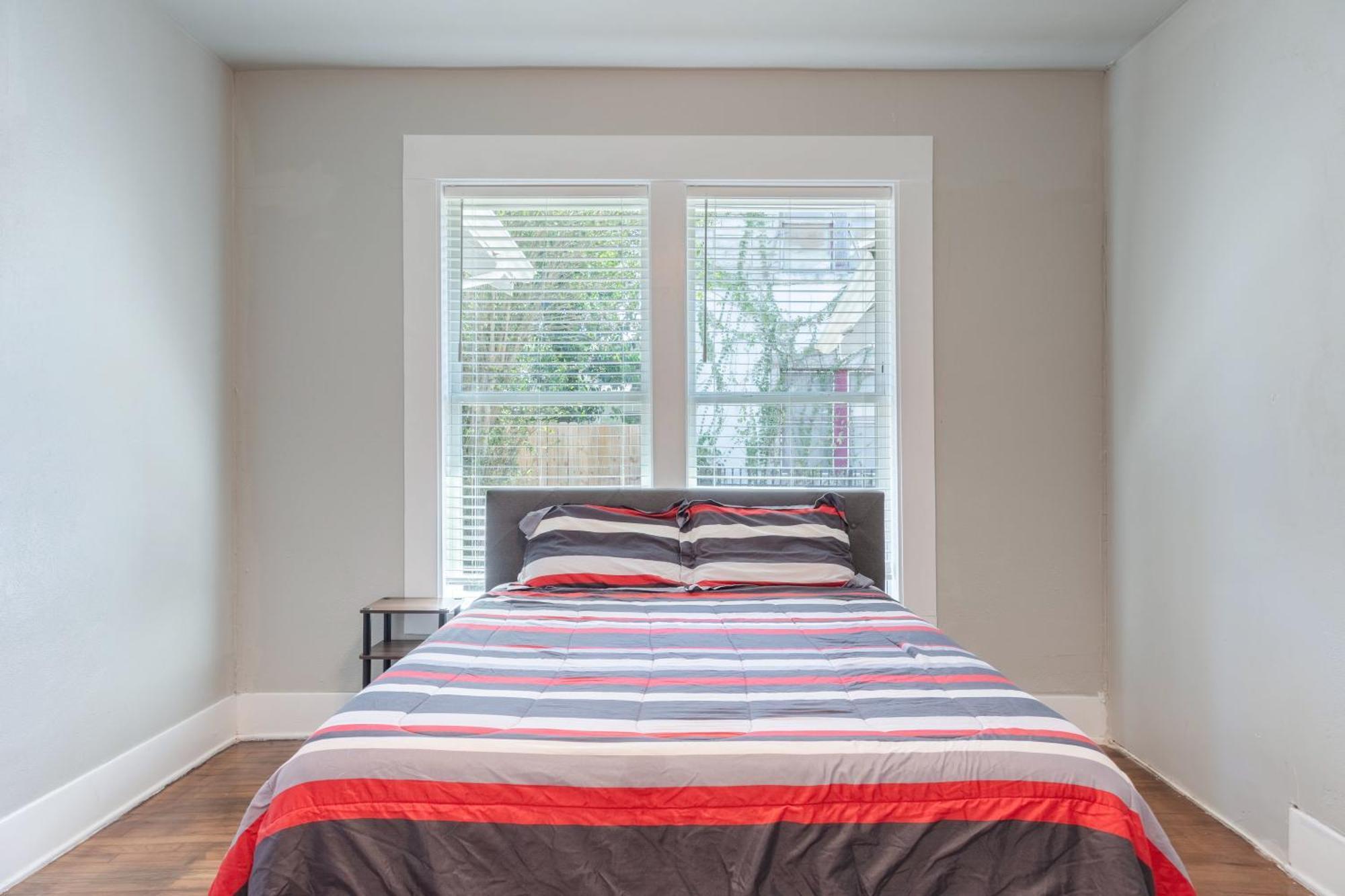 Luxurious 3 Bedroom Near Downtown