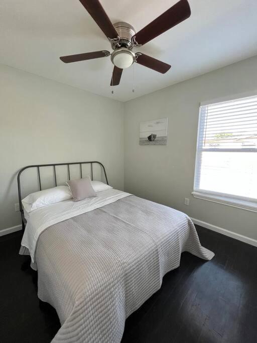 Holiday home Modern 3b2b Near Lackland And Downtown