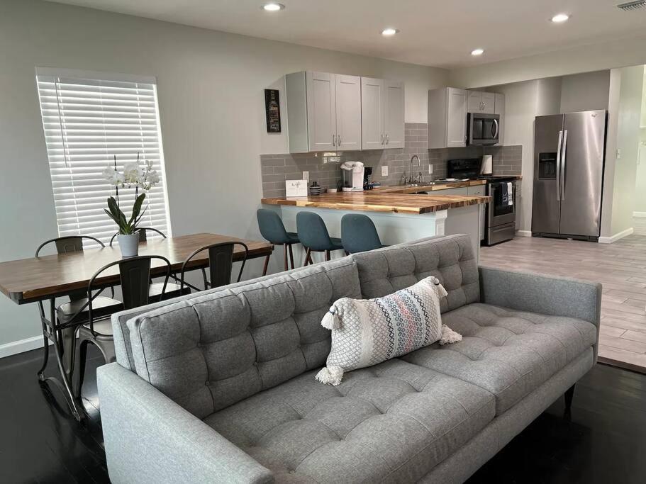 Holiday home Modern 3b2b Near Lackland And Downtown *