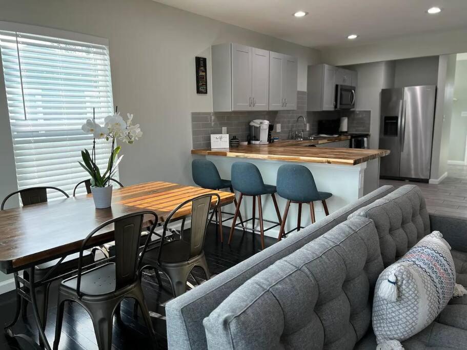 Holiday home Modern 3b2b Near Lackland And Downtown