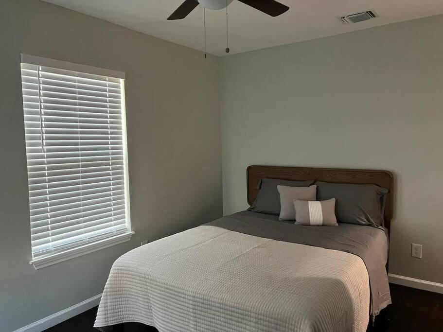 Holiday home Modern 3b2b Near Lackland And Downtown