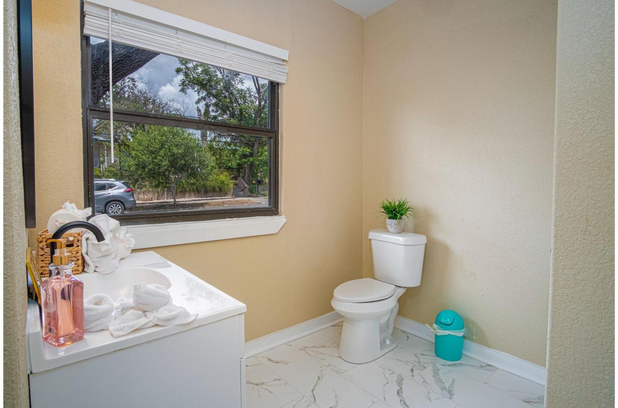 Modern Living 3br2ba Close To Amazing Downtown *
