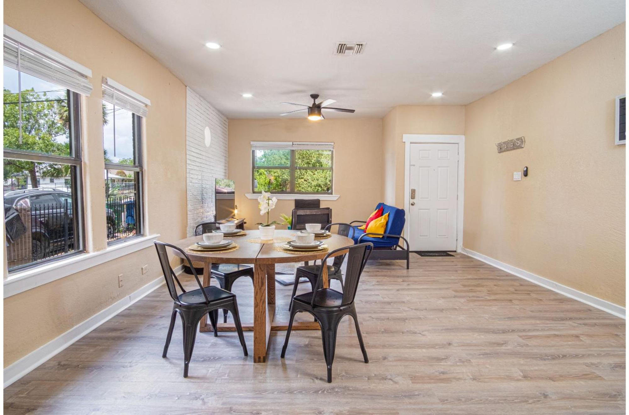 Modern Living 3br2ba Close To Amazing Downtown *