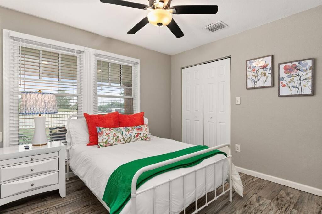 Hays Skyline View - 1 Mile To Downtown Holiday home *