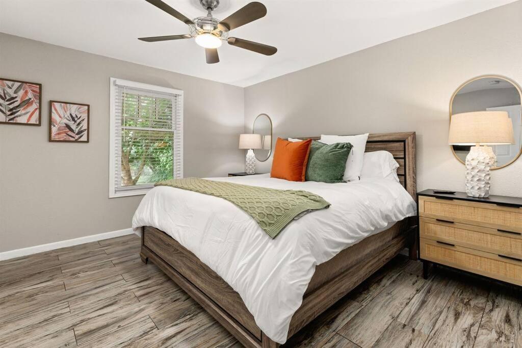 Hays Skyline View - 1 Mile To Downtown Holiday home