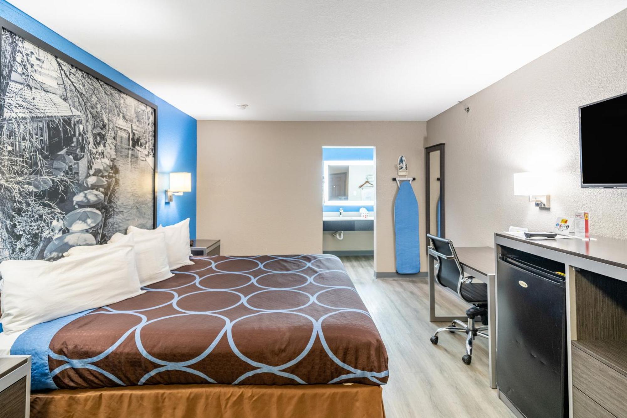 Super 8 By Wyndham San Antonio/riverwalk Area Hotel 2*