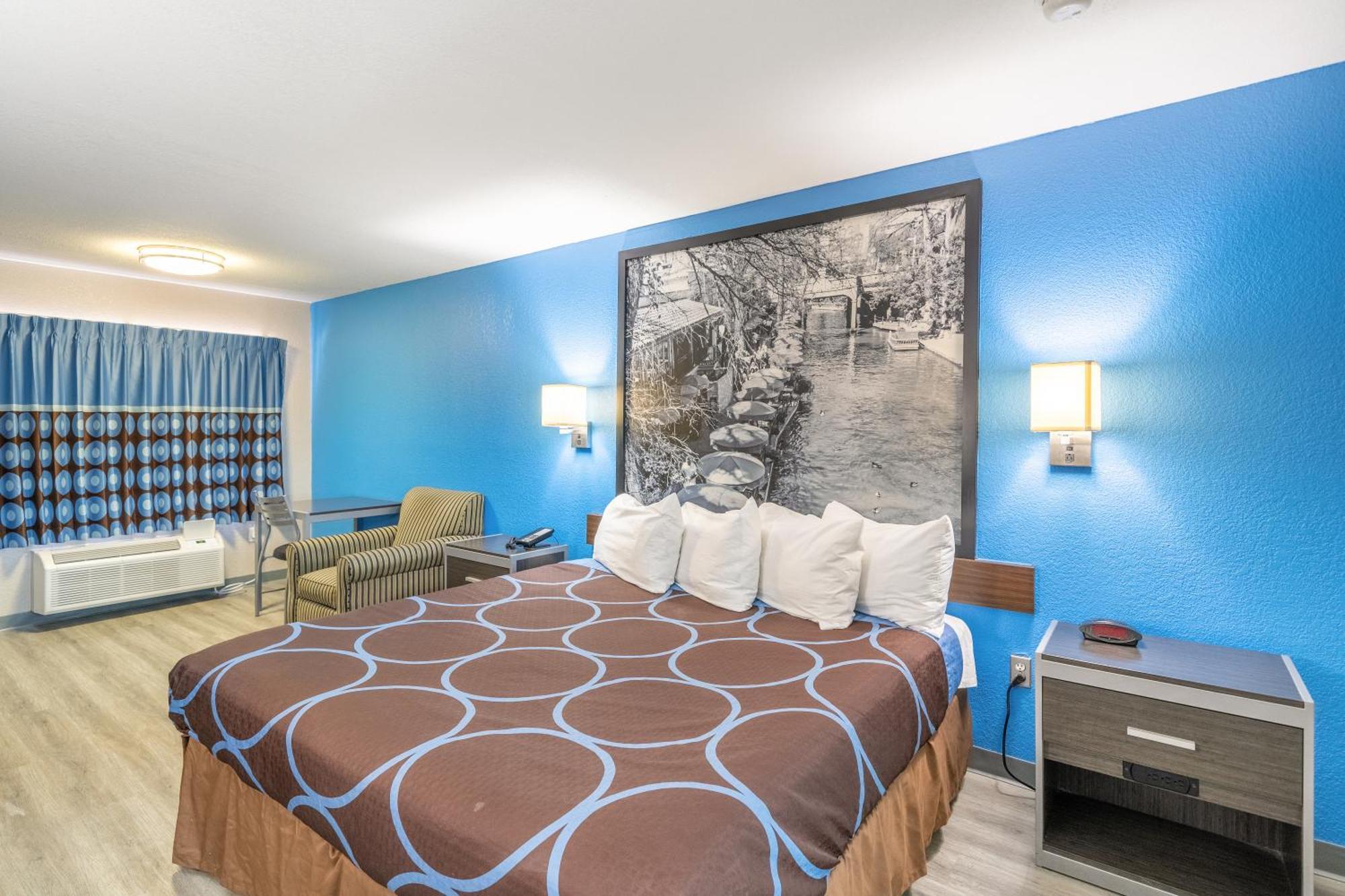 Hotel Super 8 By Wyndham San Antonio/riverwalk Area 2*