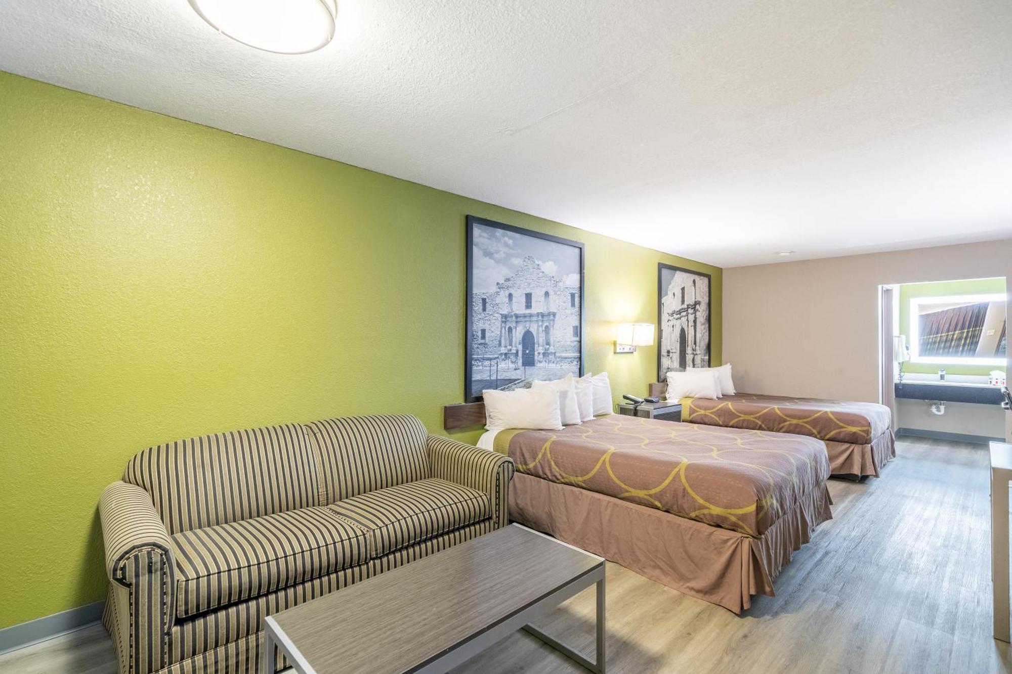 Hotel Super 8 By Wyndham San Antonio/riverwalk Area 2*