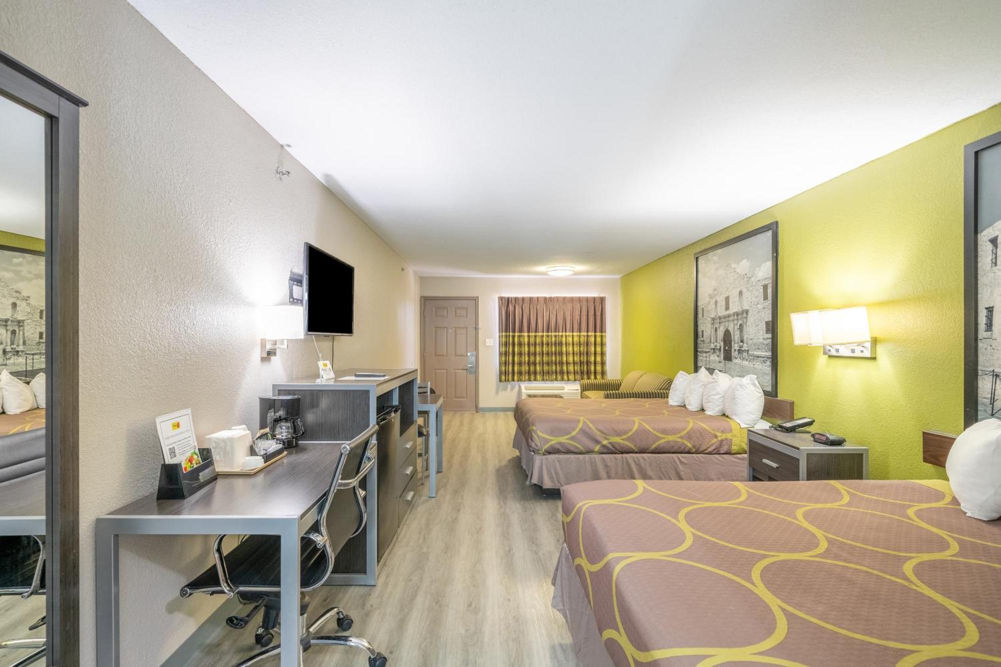 Super 8 By Wyndham San Antonio/riverwalk Area 2* San Antonio