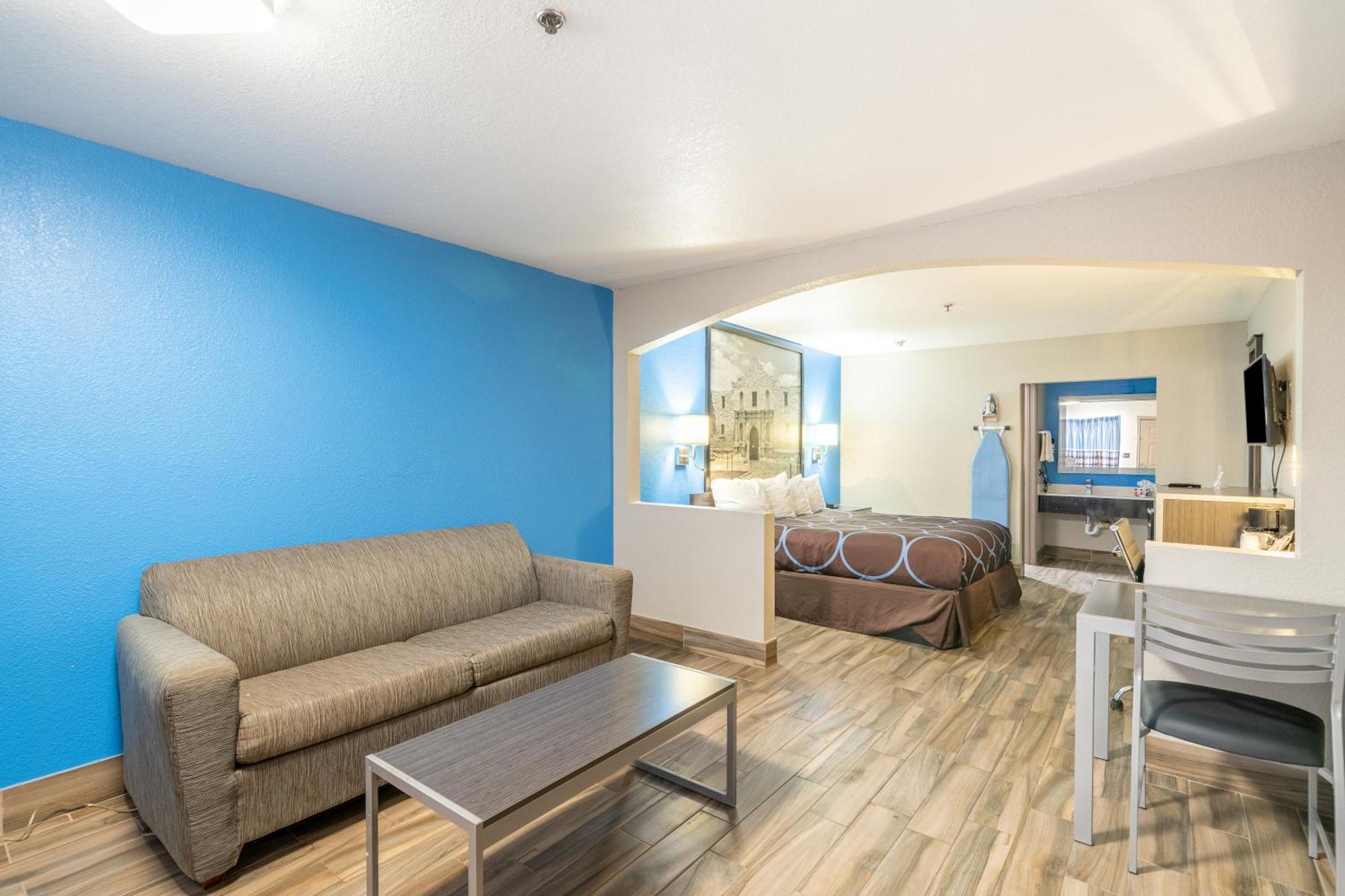 Super 8 By Wyndham San Antonio/riverwalk Area