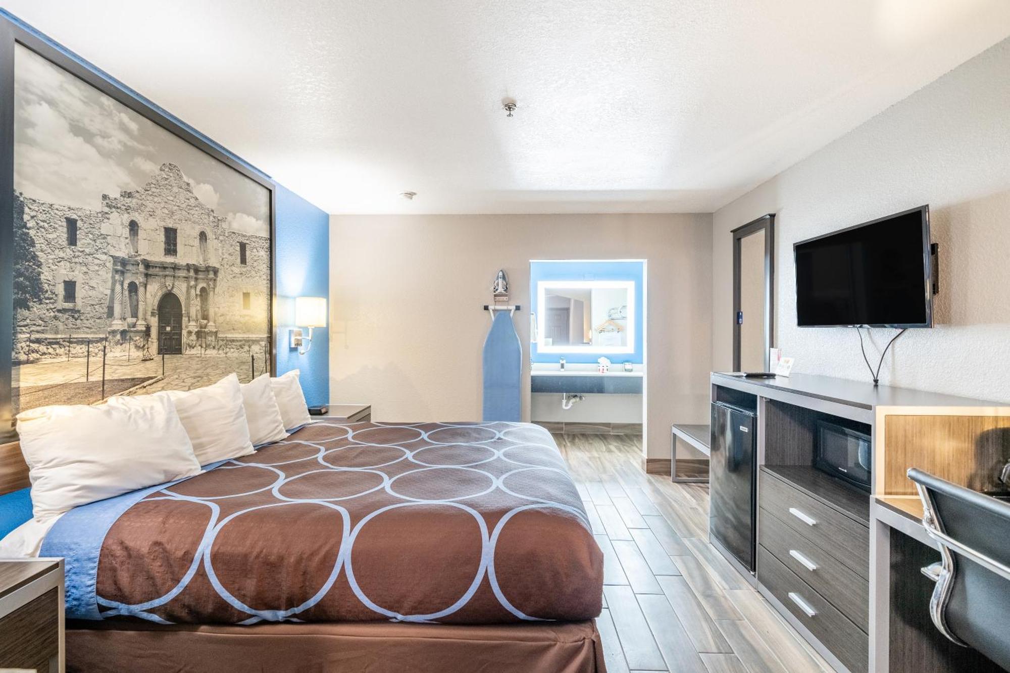 Super 8 By Wyndham San Antonio/riverwalk Area Hotel San Antonio