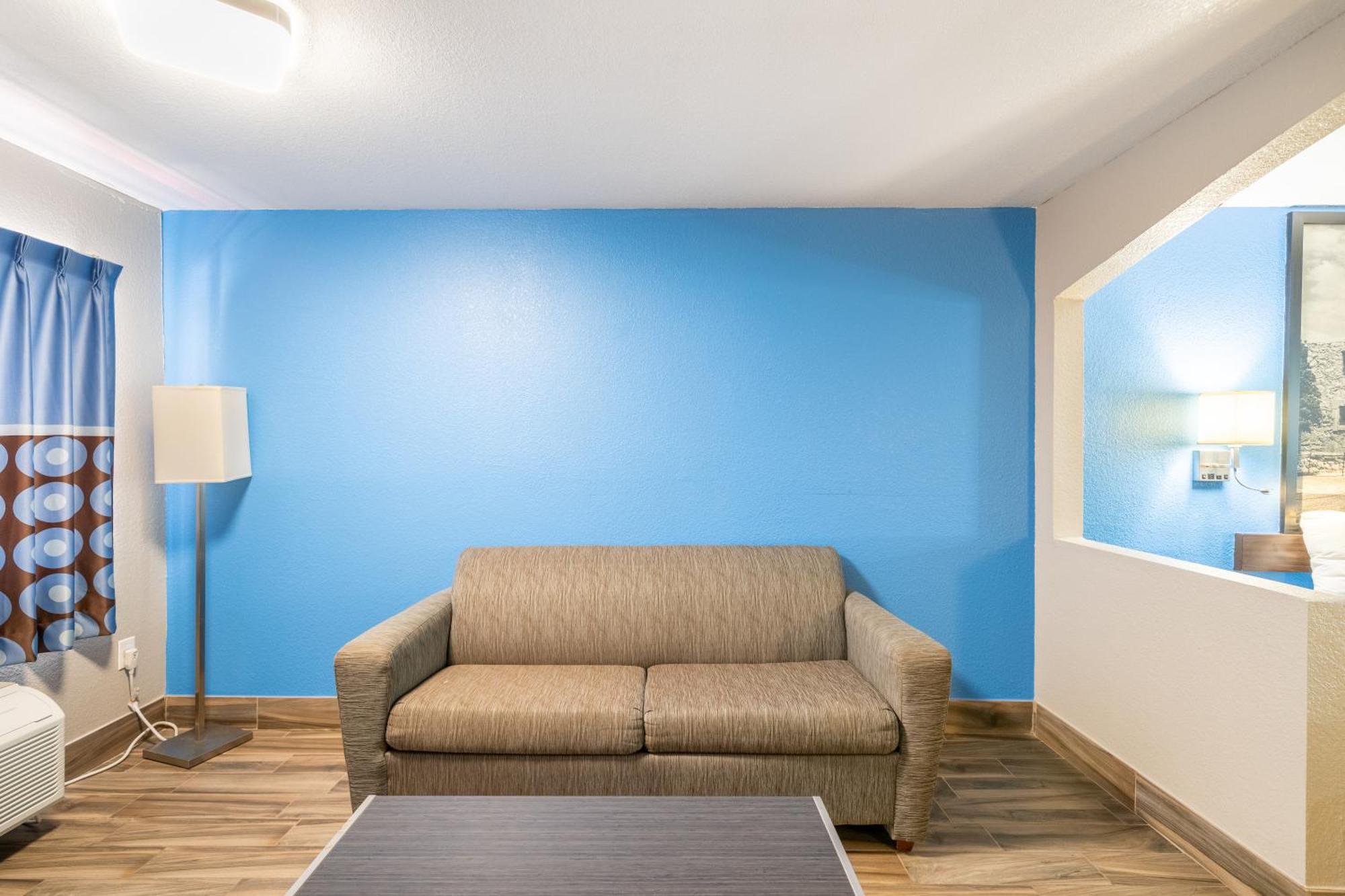Super 8 By Wyndham San Antonio/riverwalk Area Hotel