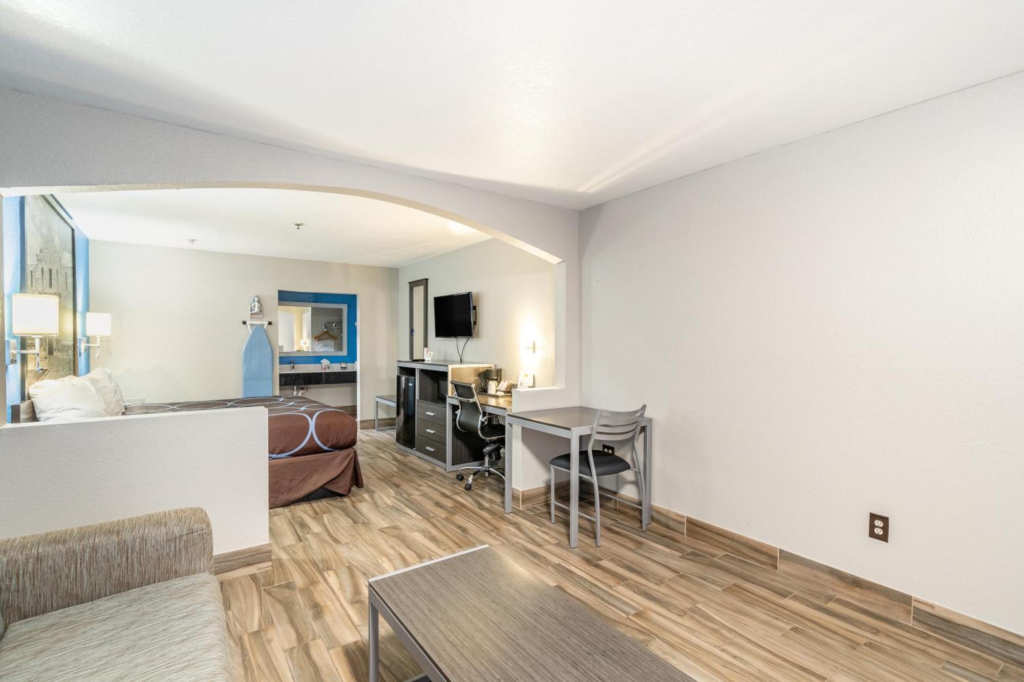 Hotel Super 8 By Wyndham San Antonio/riverwalk Area 2*
