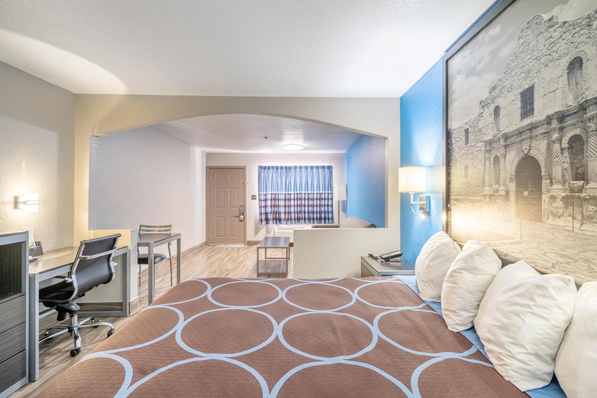 Super 8 By Wyndham San Antonio/riverwalk Area