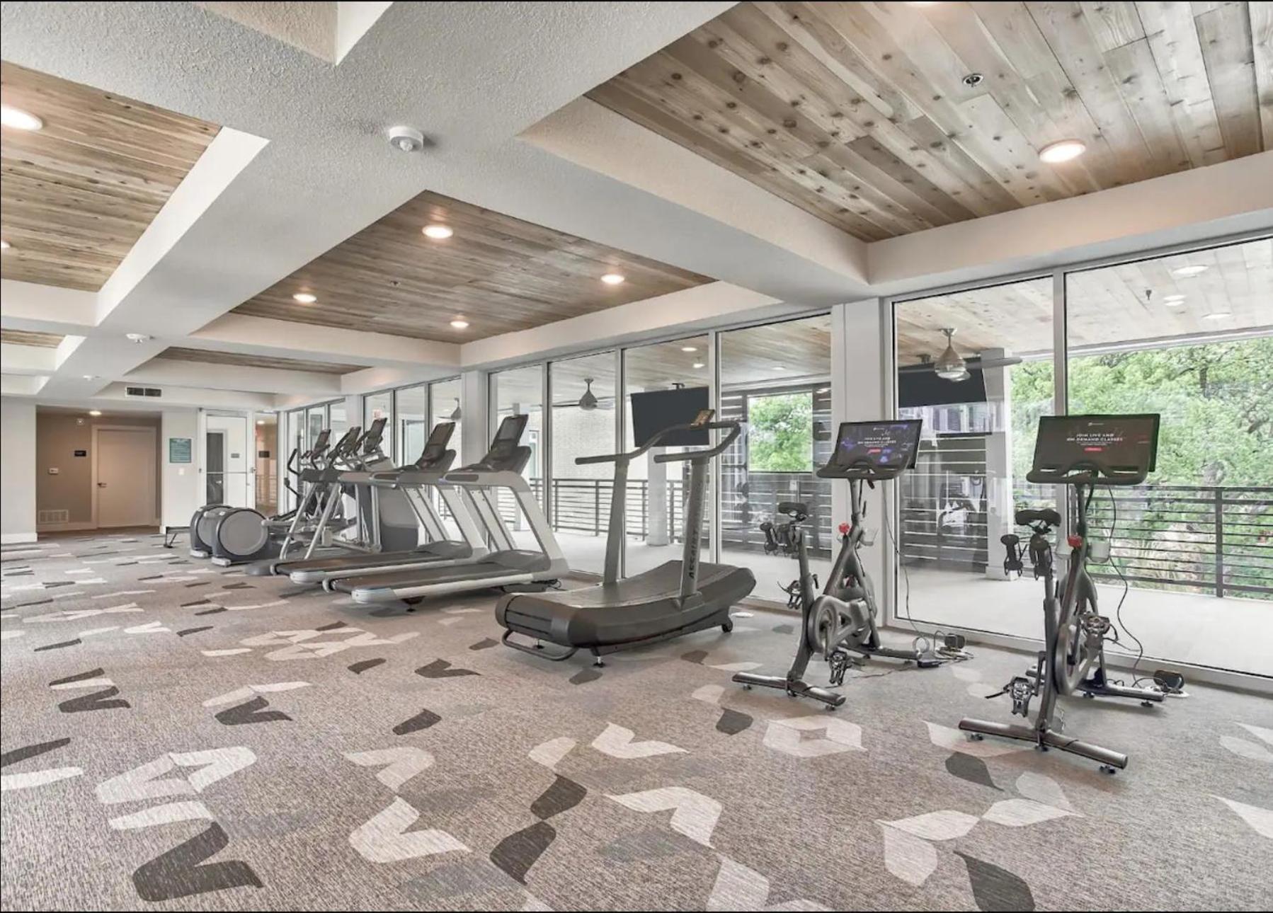 Riverwalk And Pool View With King Bed Infinity Pool Gym Free Parking Apartment San Antonio