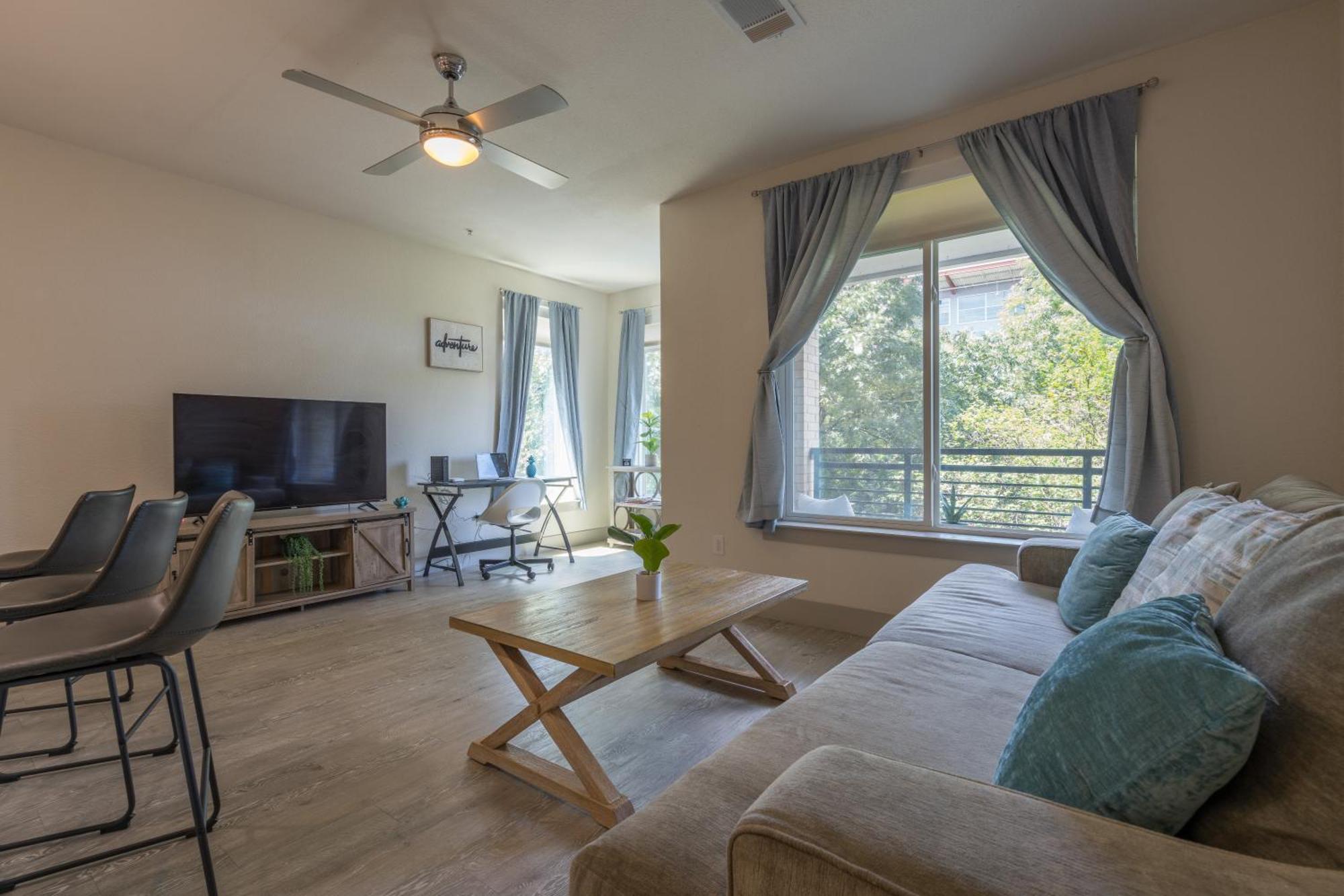 Apartment Riverwalk And Pool View With King Bed Infinity Pool Gym Free Parking San Antonio