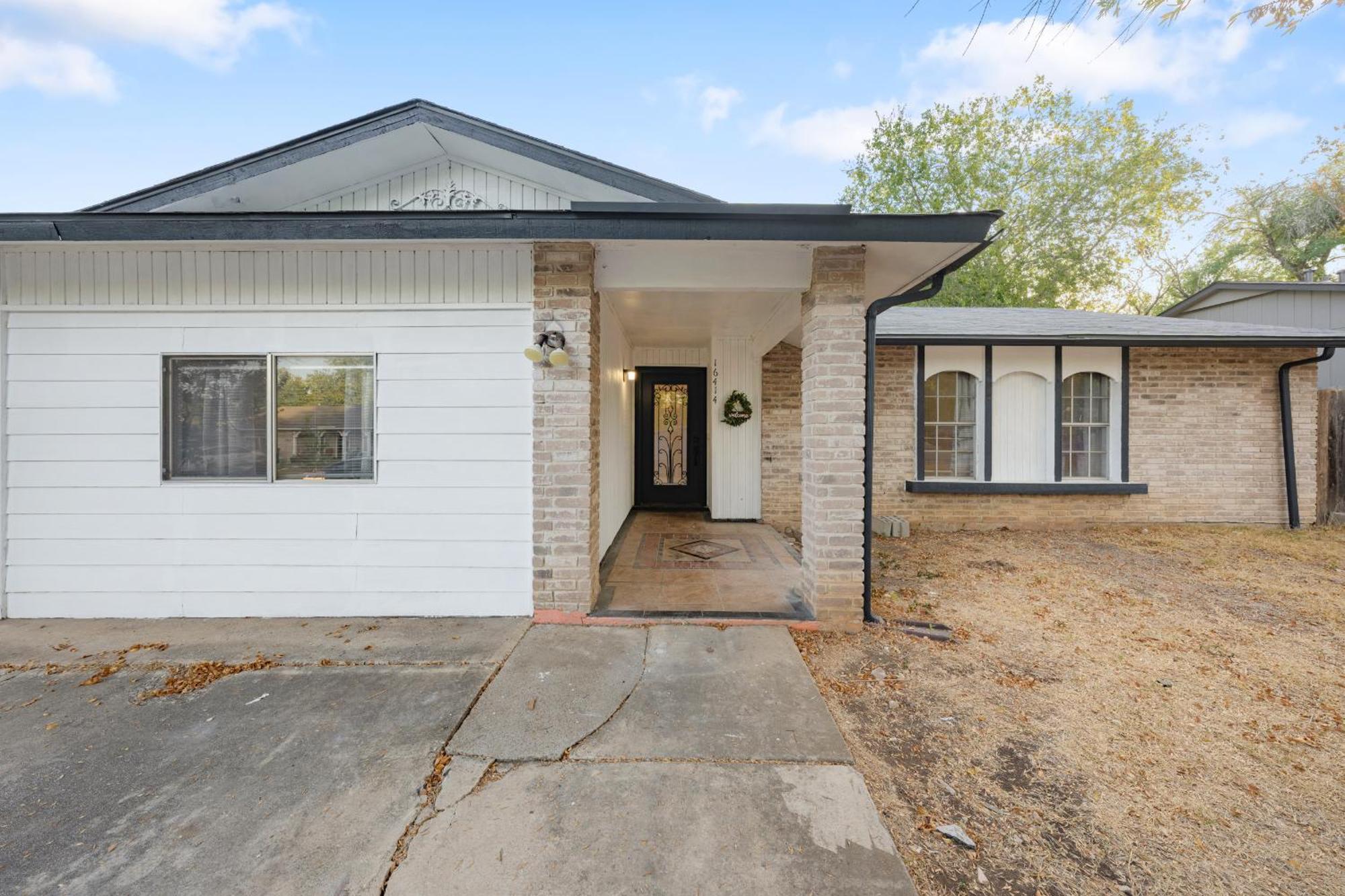 16414 Charming 4-bedroom In Desirable *