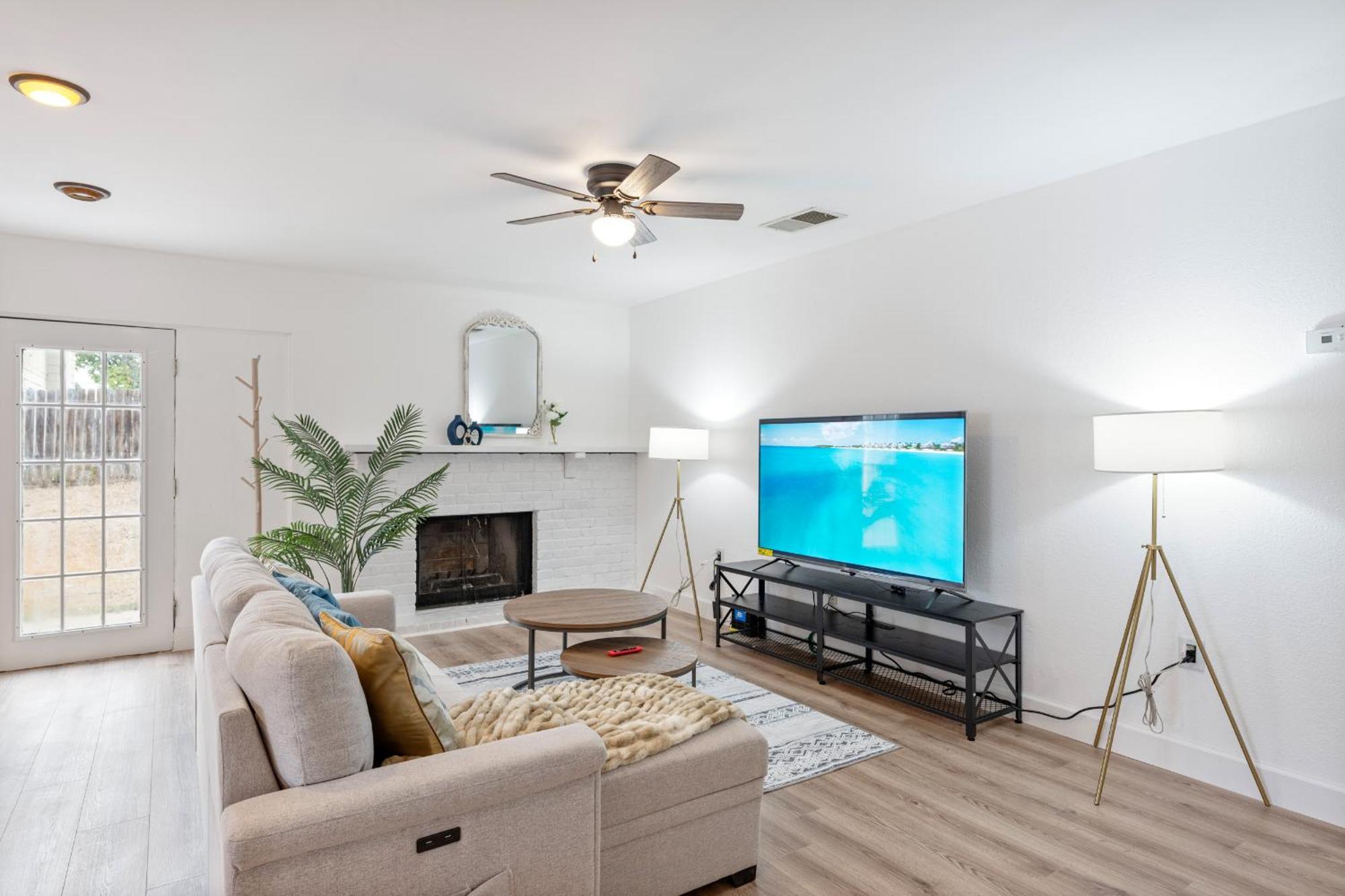 16414 Charming 4-bedroom In Desirable