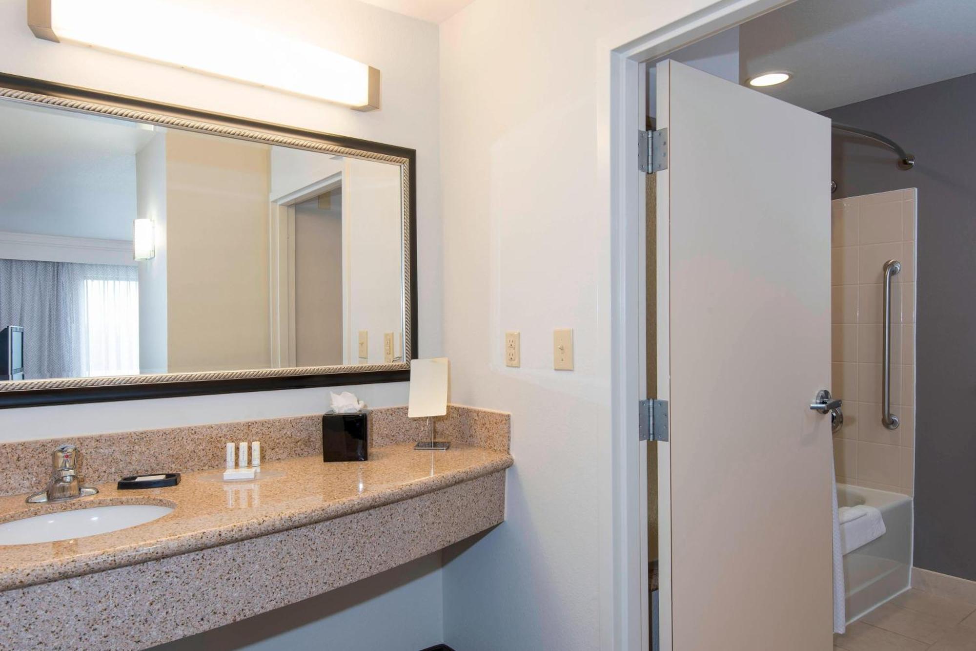 Hotel Courtyard By Marriott North Stone Oak At Legacy 3*