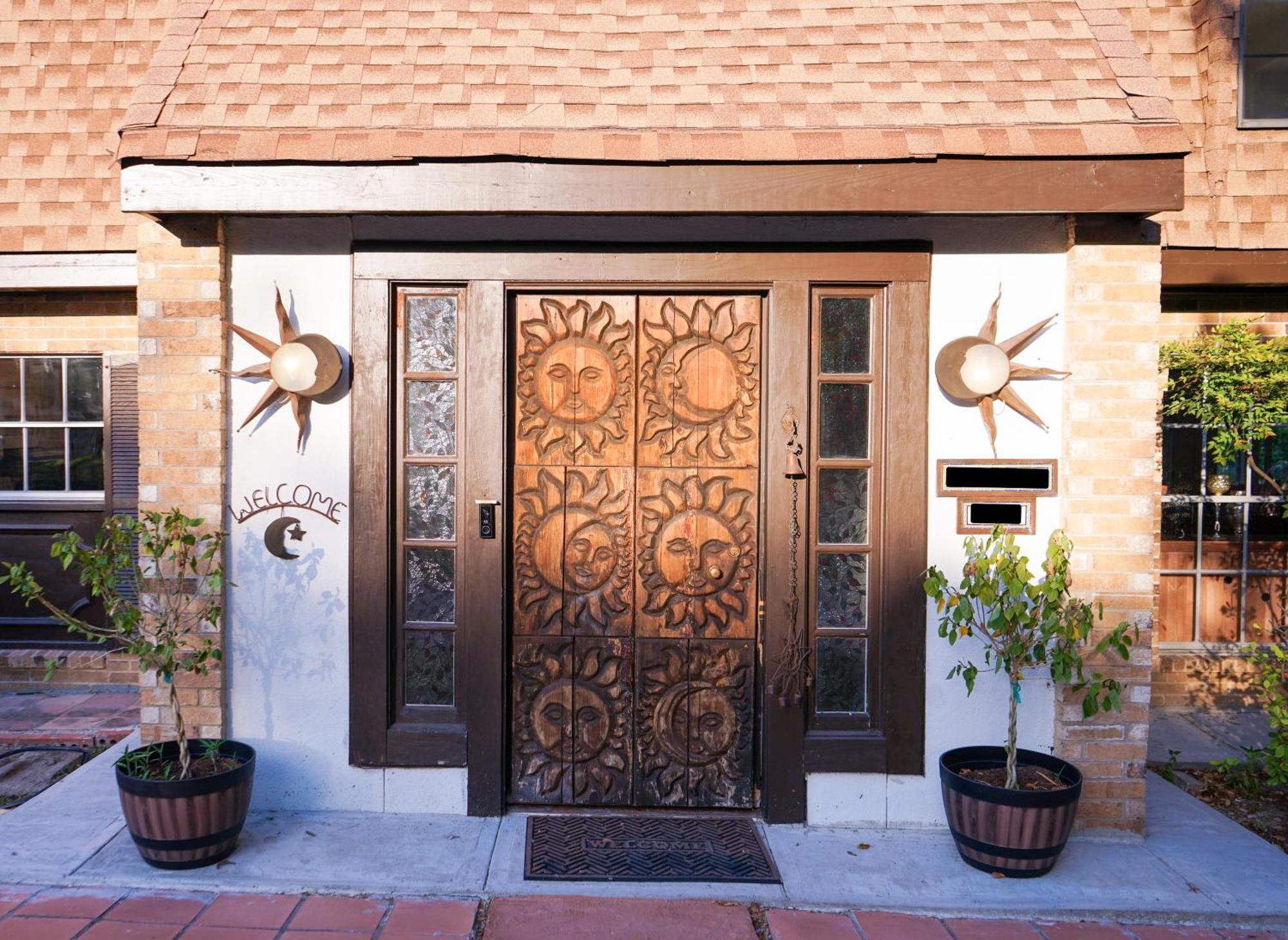Artsy Bohemian - 2 Min To Airport -thegoodplace#2 Holiday home San Antonio