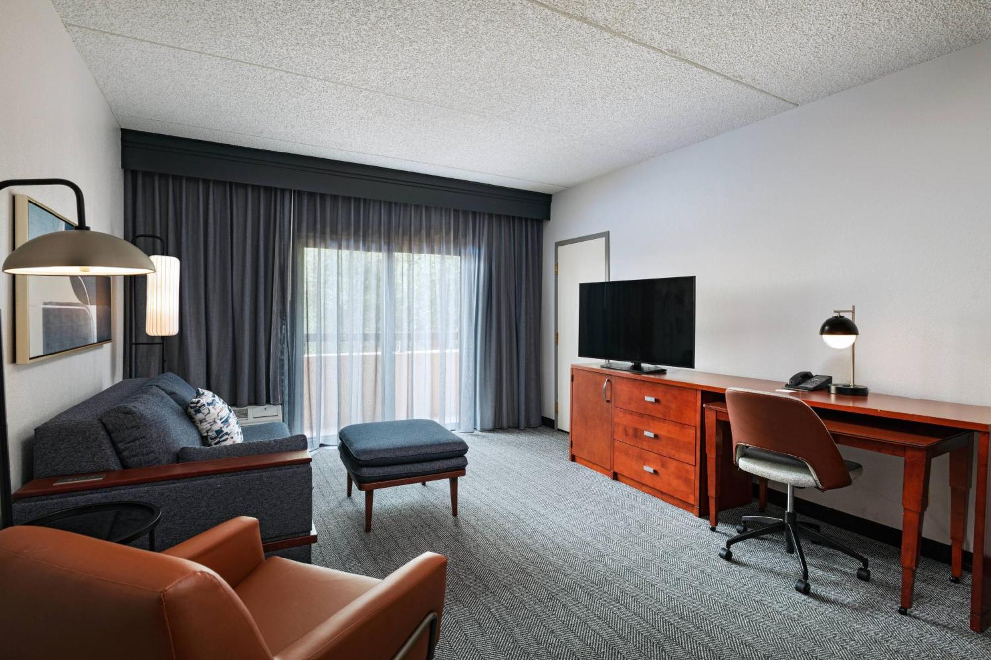Courtyard By Marriott Medical Center Hotel