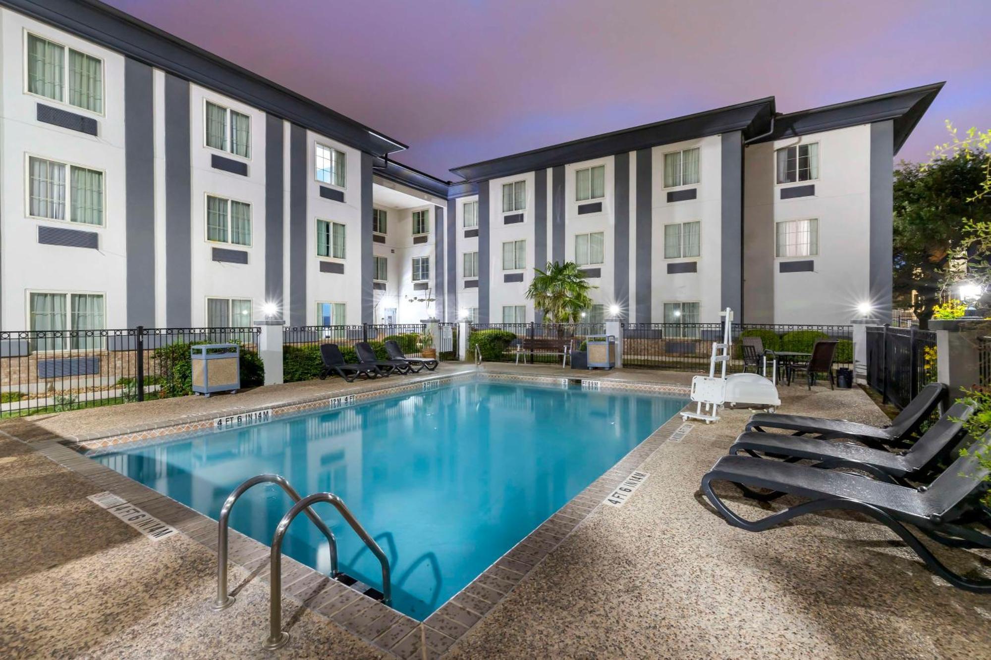 Hotel Western Medical Center North & Near Six Flags 3*