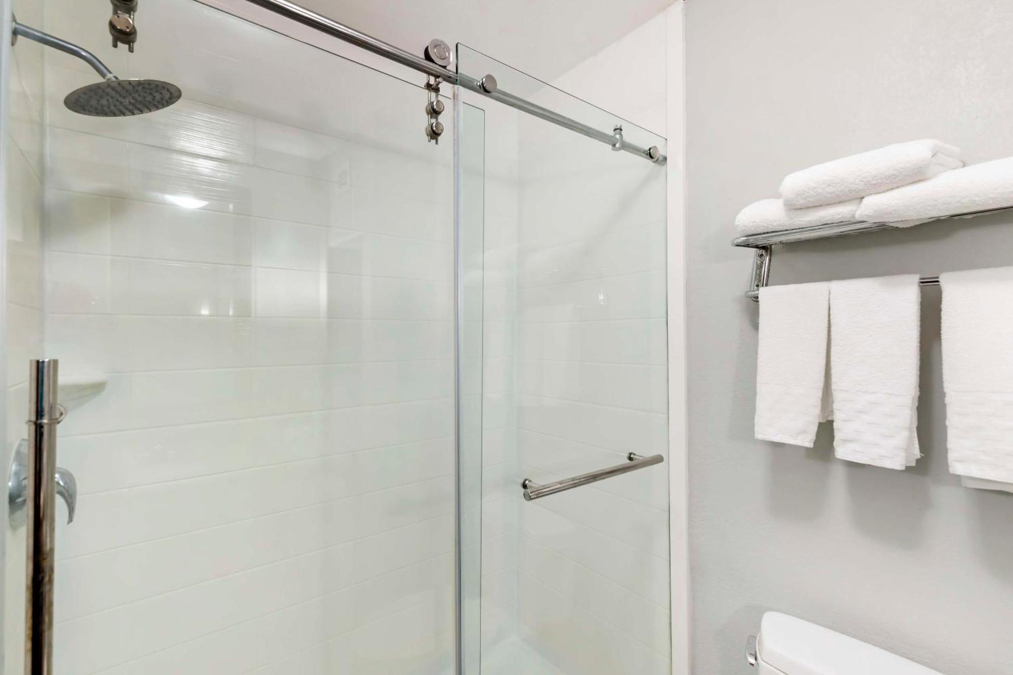 Hotel Western Medical Center North & Near Six Flags 3*