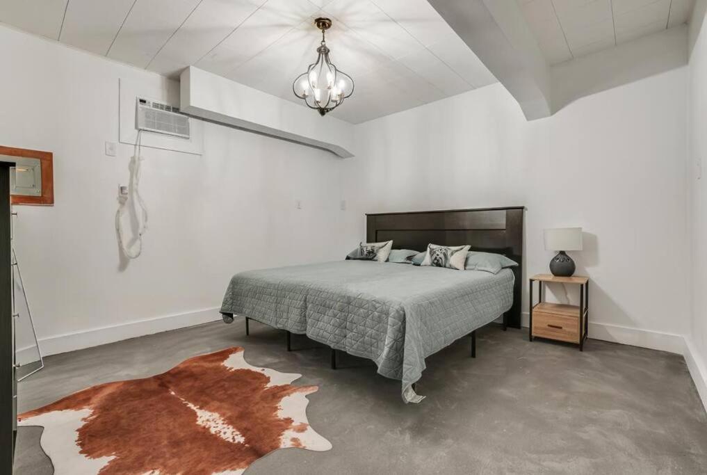 Cozy Retreat Near Downtown Sa * San Antonio