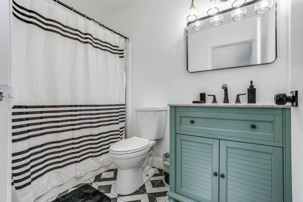 Cozy Retreat Near Downtown Sa