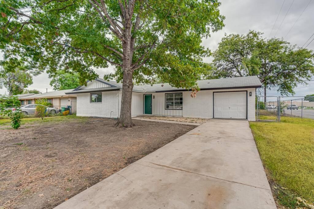 Cozy Retreat Near Downtown Sa