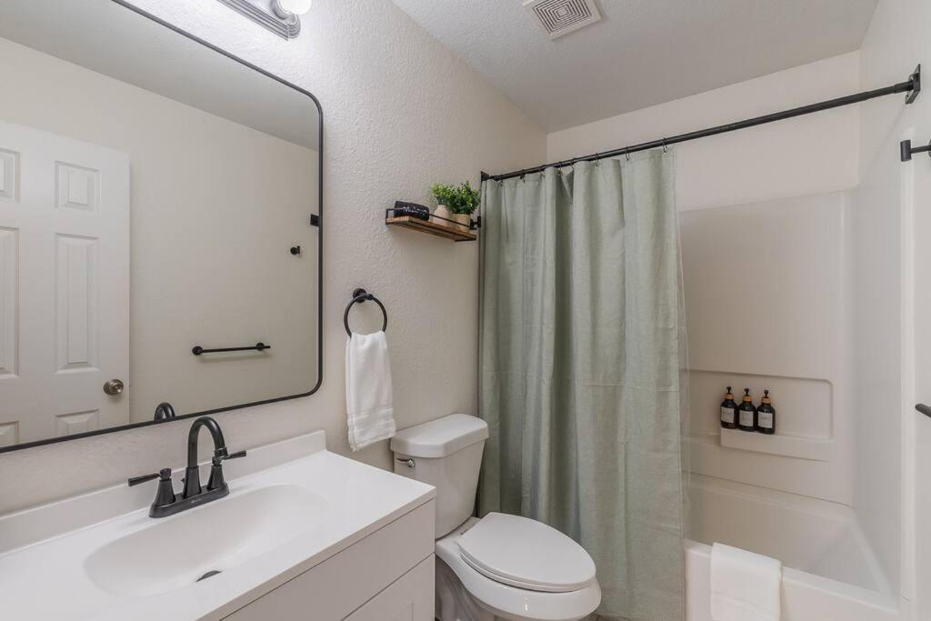 Holiday home Newly Renovated! Spacious 4 Bedroom House 5 Min To La Cantera & Six Flags