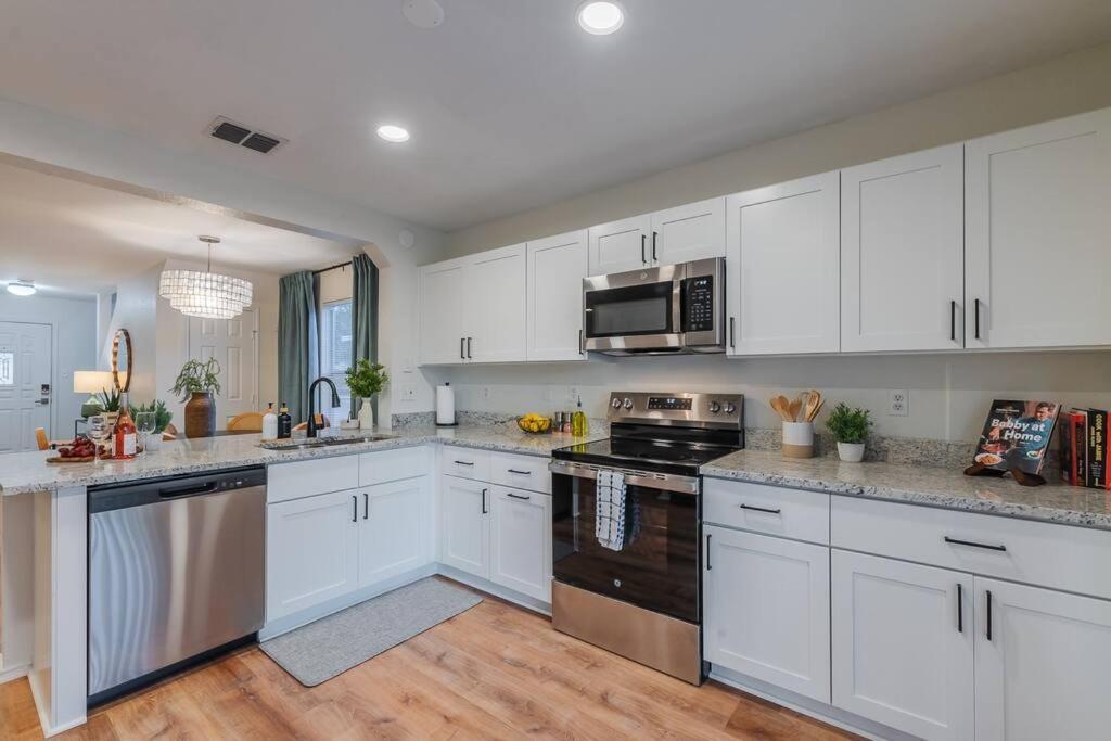 Newly Renovated! Spacious 4 Bedroom House 5 Min To La Cantera & Six Flags Holiday home