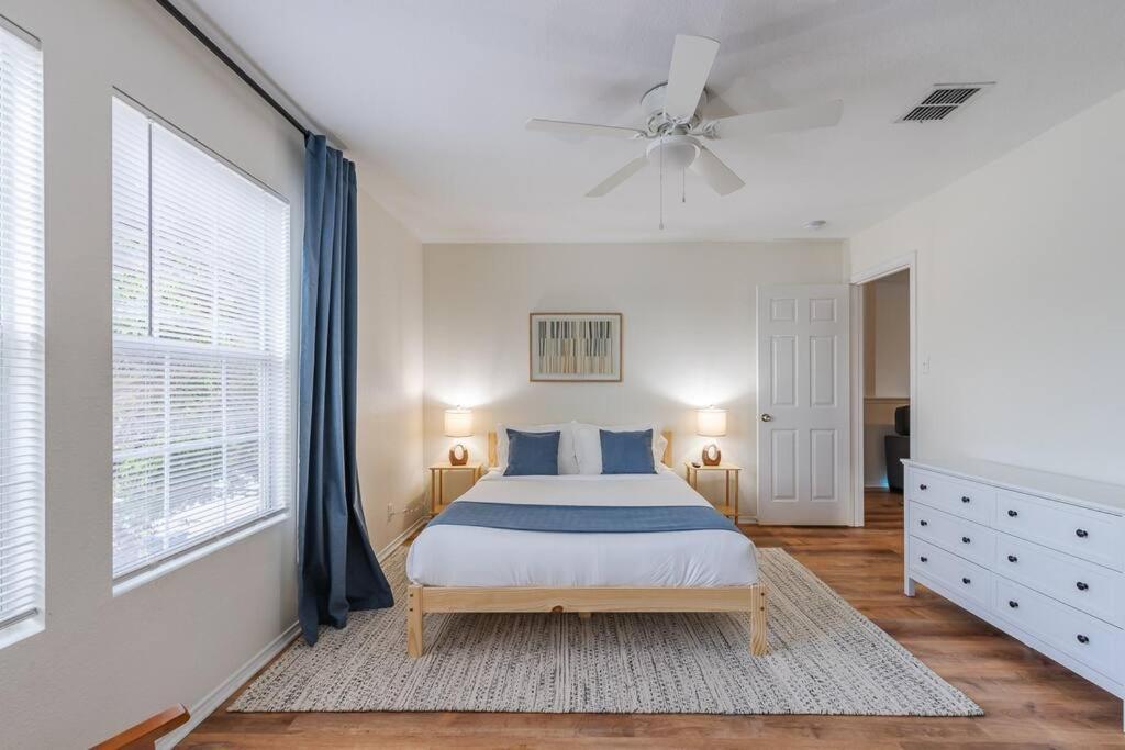Holiday home Newly Renovated! Spacious 4 Bedroom House 5 Min To La Cantera & Six Flags
