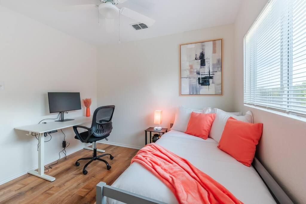 Holiday home Newly Renovated! Spacious 4 Bedroom House 5 Min To La Cantera & Six Flags *