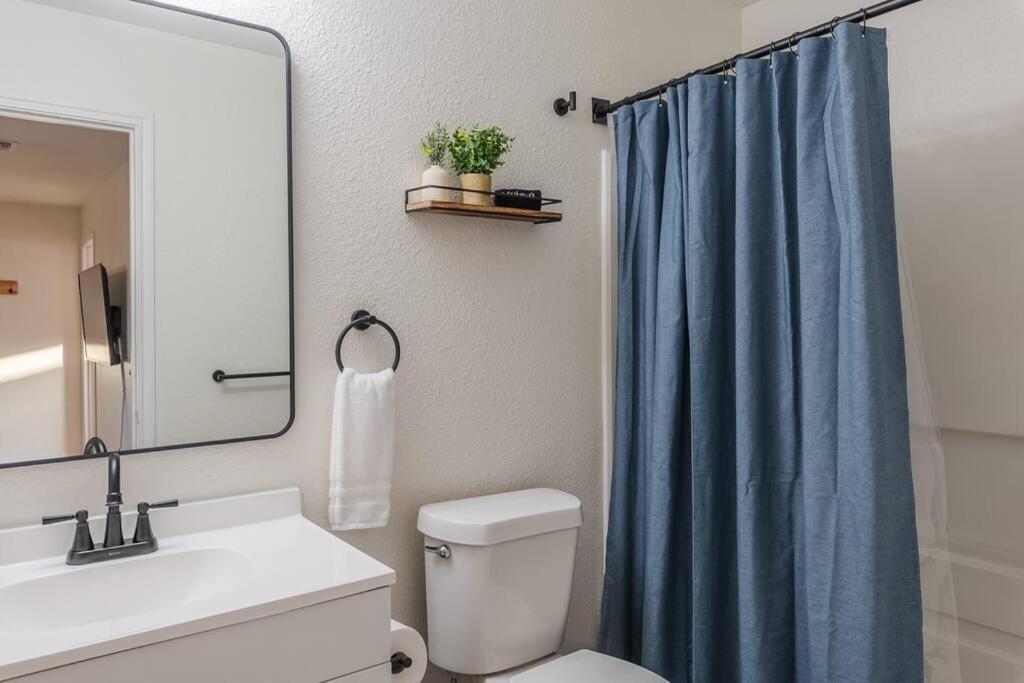 Holiday home Newly Renovated! Spacious 4 Bedroom House 5 Min To La Cantera & Six Flags San Antonio