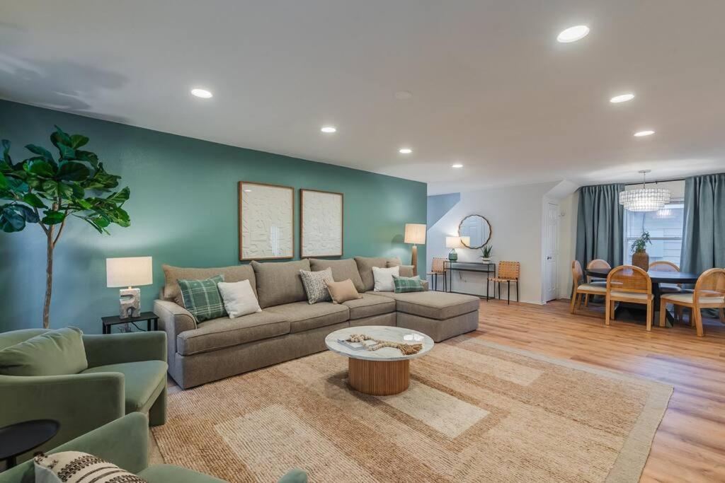 Newly Renovated! Spacious 4 Bedroom House 5 Min To La Cantera & Six Flags San Antonio