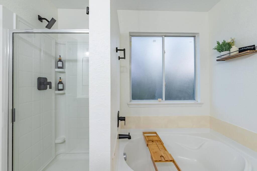 Newly Renovated! Spacious 4 Bedroom House 5 Min To La Cantera & Six Flags