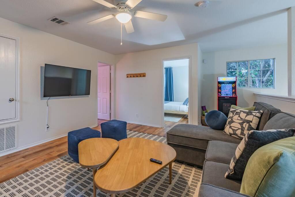 Holiday home Newly Renovated! Spacious 4 Bedroom House 5 Min To La Cantera & Six Flags *