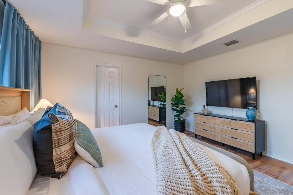 Newly Renovated! Spacious 4 Bedroom House 5 Min To La Cantera & Six Flags