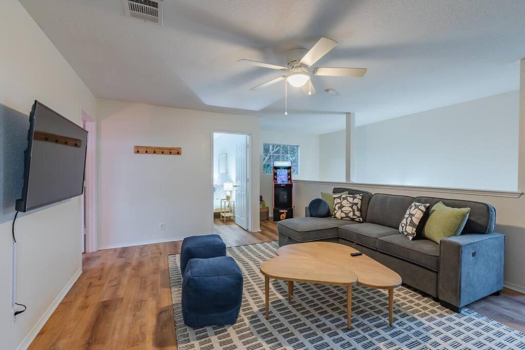 Newly Renovated! Spacious 4 Bedroom House 5 Min To La Cantera & Six Flags Holiday home