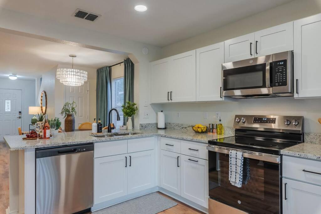 Holiday home Newly Renovated! Spacious 4 Bedroom House 5 Min To La Cantera & Six Flags *