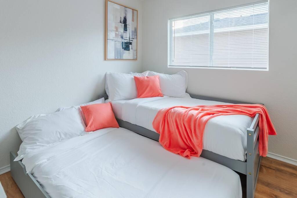 Newly Renovated! Spacious 4 Bedroom House 5 Min To La Cantera & Six Flags Holiday home