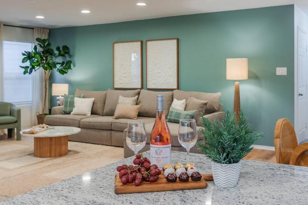 Holiday home Newly Renovated! Spacious 4 Bedroom House 5 Min To La Cantera & Six Flags *