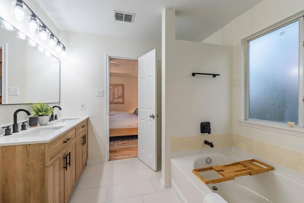 Holiday home Newly Renovated! Spacious 4 Bedroom House 5 Min To La Cantera & Six Flags
