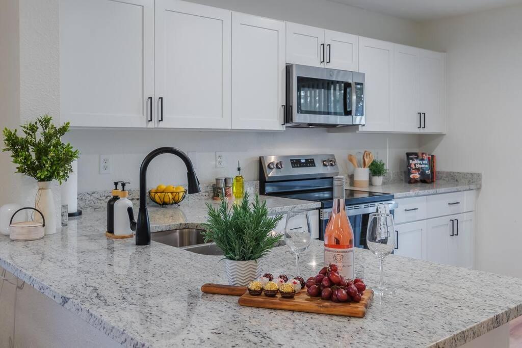 Holiday home Newly Renovated! Spacious 4 Bedroom House 5 Min To La Cantera & Six Flags San Antonio